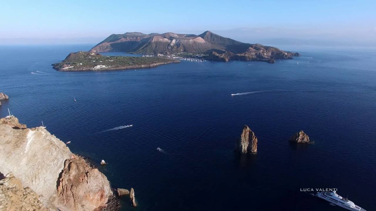 Volando sui tramonti estivi di Lipari - Isole Eolie in 4k